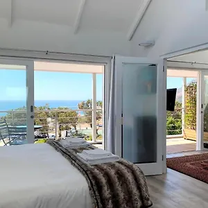 Apartment Bright Camps Bay Loft With Stunning Views And Shared Pool, Kapstadt